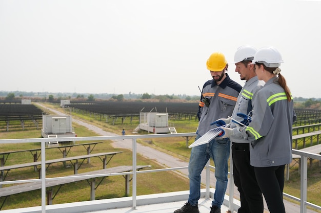 Réunion d'ingénieurs pour vérifier le panneau solaire sur le toit d'une ferme solaire avec un système de stockage d'énergie exploité par Super Energy Corporation Des spécialistes se sont réunis pour des tests en extérieur Module de cellules photovoltaïques