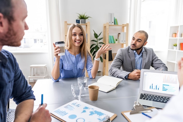 Réunion Des Jeunes Au Bureau