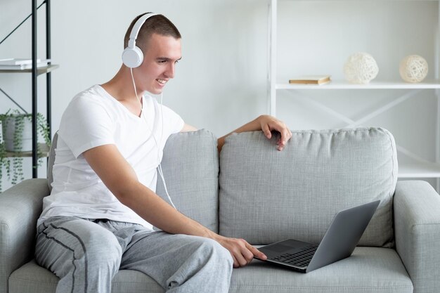 Réunion en ligne homme heureux technologie stéréo casual