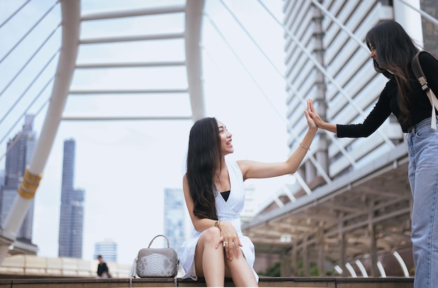 Réunion de mains de femmeBonne salutation de deux amis dans la ville