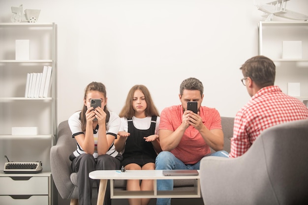 réunion parents-professeurs. papa mère et enfant à la séance de psychologue. thérapie familiale. les parents avec enfant parlent au travailleur social. maman papa et fille accros au téléphone. assurance-vie et adoption.