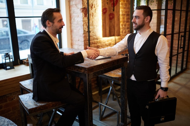 Réunion des partenaires au café