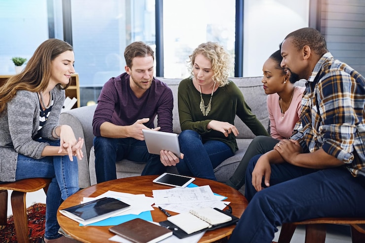 Photo réunion de personnes créatives et présentation avec tablette pour la planification de la stratégie ou la discussion au bureau groupe d'employés avec la technologie des documents ou équipe en collaboration pour le démarrage sur le lieu de travail