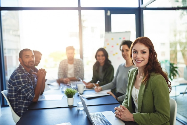 Réunion portrait et travail d'équipe avec les hommes d'affaires au bureau pour le développement de la croissance et la stratégie Insight solution organisation créative et idée avec l'employé dans la salle de conseil pour la gestion de projet