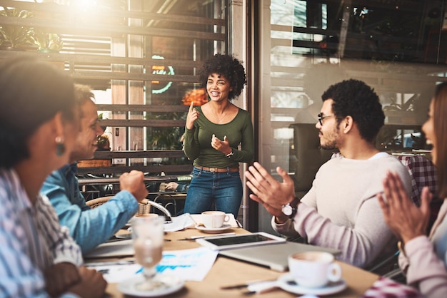 Réunion de présentation et café et applaudissements au déjeuner d'affaires avec le personnel et le matin orateur travail d'équipe et collaboration du groupe créatif avec discussion et planification avec la technologie au restaurant