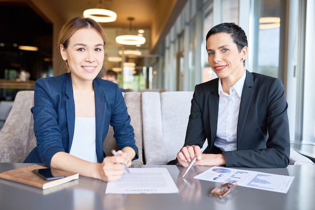 Réunion productive des partenaires commerciaux