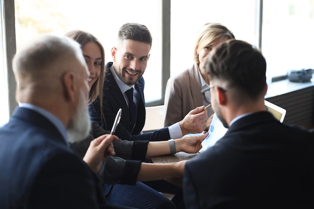 Réunion de remue-méninges de travail d'équipe d'hommes d'affaires pour discuter des plans de l'investissement.