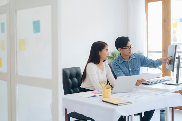 Réunion de remue-méninges sur le travail d'équipe de jeunes hommes d'affaires en démarrage pour discuter du nouvel investissement dans le projet.