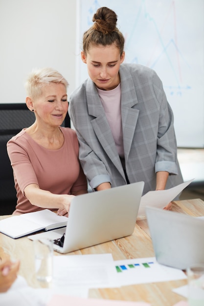 Réunion réussie des femmes d'affaires