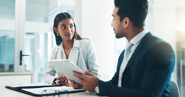 Réunion sur tablette et partenariat avec des hommes d'affaires travaillant dans un bureau en équipe pour la recherche Planification technologique ou travail d'équipe avec un employé homme et femme lisant des informations sur le lieu de travail