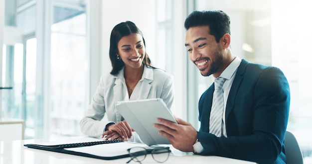 Réunion sur tablette et partenariat avec des hommes d'affaires travaillant dans un bureau en équipe pour la recherche Planification technologique ou travail d'équipe avec un employé homme et femme lisant des informations sur le lieu de travail