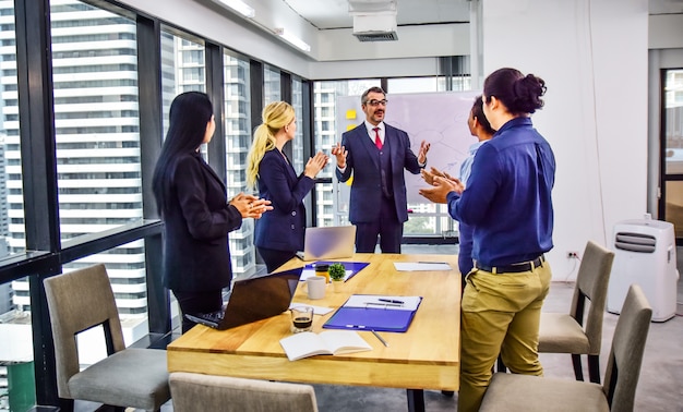 Réunion de travail de l'équipe des activités dans le bureau de planification du succès marketing