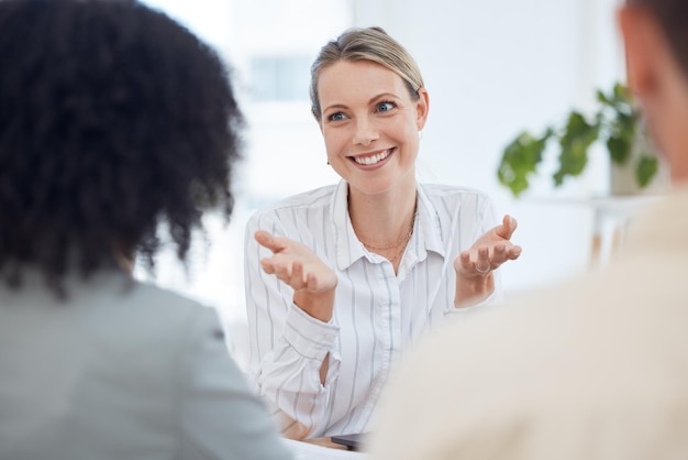 Réunion de travail d'équipe et femmes d'affaires de premier plan dans la planification stratégique pour une idée d'entreprise innovante