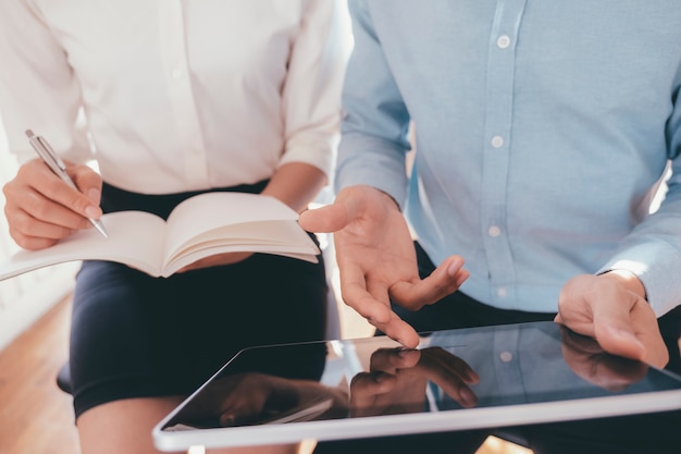 Réunion De Travail D'équipe D'hommes D'affaires Pour Discuter De L'investissement.