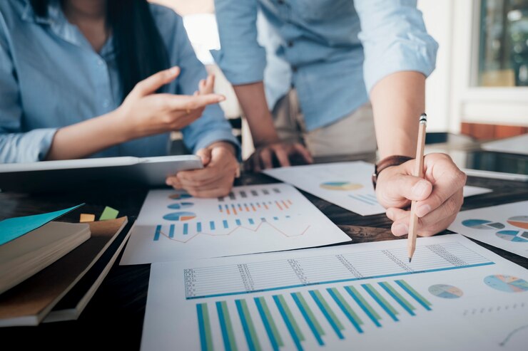 Photo réunion de travail d'équipe d'hommes d'affaires pour discuter de l'investissement.