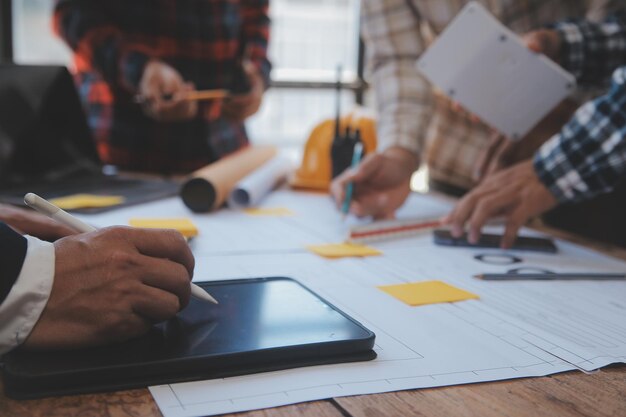 Réunion de travail d'équipe d'ingénieurs Dessin travaillant sur la réunion de plan directeur pour le projet travaillant avec un partenaire sur la construction de modèles et les outils d'ingénierie sur le site de travail Concept de construction et de structure