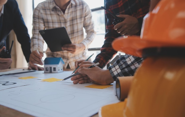 Réunion de travail d'équipe d'ingénieurs Dessin travaillant sur la réunion de plan directeur pour le projet travaillant avec un partenaire sur la construction de modèles et les outils d'ingénierie sur le site de travail Concept de construction et de structure