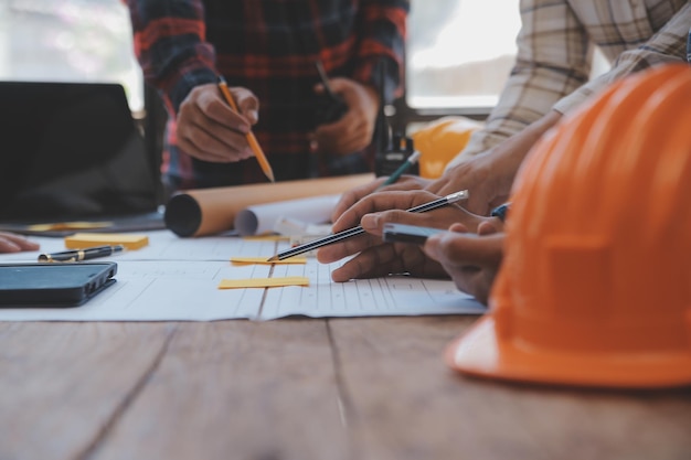 Réunion de travail d'équipe d'ingénieurs Dessin travaillant sur la réunion de plan directeur pour le projet travaillant avec un partenaire sur la construction de modèles et les outils d'ingénierie sur le site de travail Concept de construction et de structure