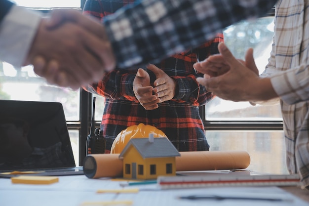 Photo réunion de travail d'équipe d'ingénieurs dessin travaillant sur la réunion de plan directeur pour le projet travaillant avec un partenaire sur la construction de modèles et les outils d'ingénierie sur le site de travail concept de construction et de structure