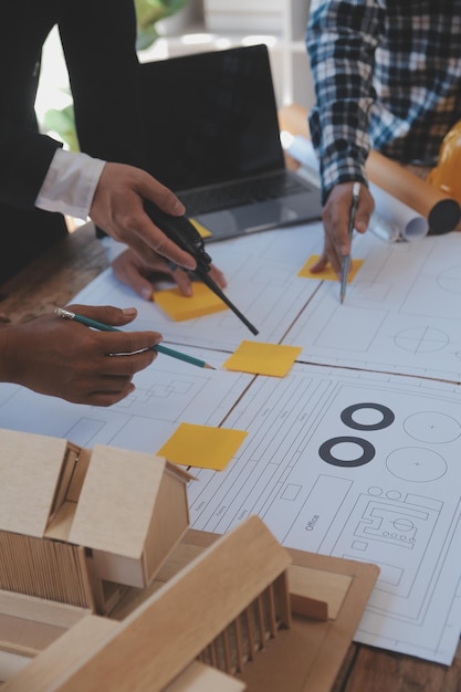 Photo réunion de travail d'équipe d'ingénieurs dessin travaillant sur la réunion de plan directeur pour le projet travaillant avec un partenaire sur la construction de modèles et les outils d'ingénierie sur le site de travail concept de construction et de structure