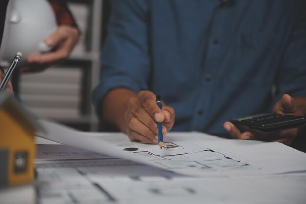 Réunion de travail d'équipe d'ingénieurs Dessin travaillant sur la réunion de plan directeur pour le projet travaillant avec un partenaire sur la construction de modèles et les outils d'ingénierie sur le site de travail Concept de construction et de structure