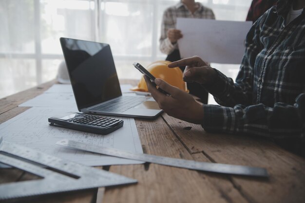 Réunion de travail d'équipe d'ingénieurs Dessin travaillant sur la réunion de plan directeur pour le projet travaillant avec un partenaire sur la construction de modèles et les outils d'ingénierie sur le site de travail Concept de construction et de structure