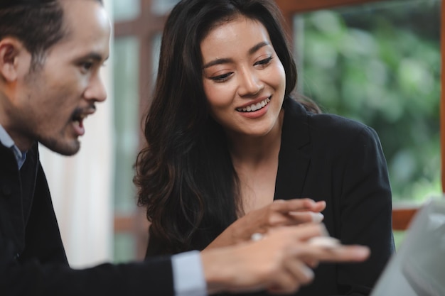 Réunion de travail d'équipe partenaire professionnel collègue d'affaires et parler avec le travail d'équipe indépendant la communication de l'homme d'affaires et de la femme d'affaires sont des discussions ensemble dans le bureau de l'espace de coworking