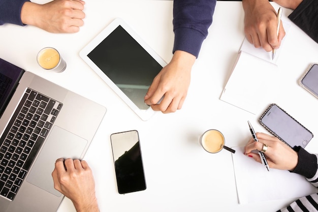 Réunion de travail d'équipe sur une vue de dessus de table