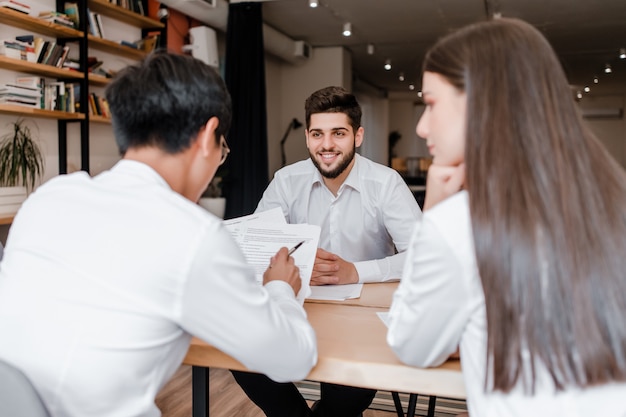 Réunion de travail de jeunes gens divers au bureau