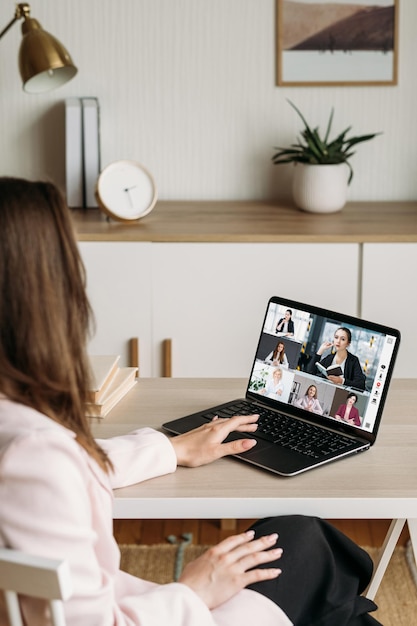 Réunion vidéo Gestion à distance Conseil professionnel à distance Femme cadre travaillant en ligne avec une équipe commerciale sur un écran d'ordinateur portable au bureau numérique à domicile