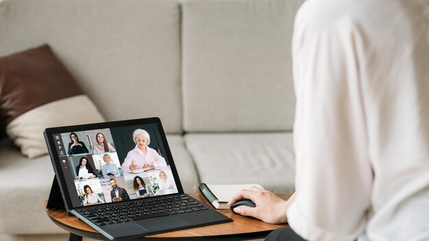 Réunion Web Chat vidéo de groupe Communication Internet Femme d'affaires travaillant à domicile à l'aide d'une tablette coopérant en ligne avec l'équipe à l'écran dans un bureau virtuel avec espace libre