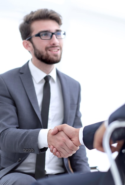 Réunions réussies d'hommes d'affaires au bureau