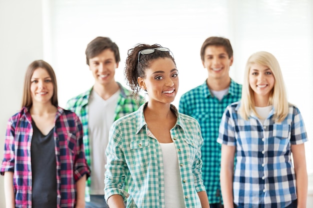 Réussite expression de camarade de classe garçon unité adulte succès