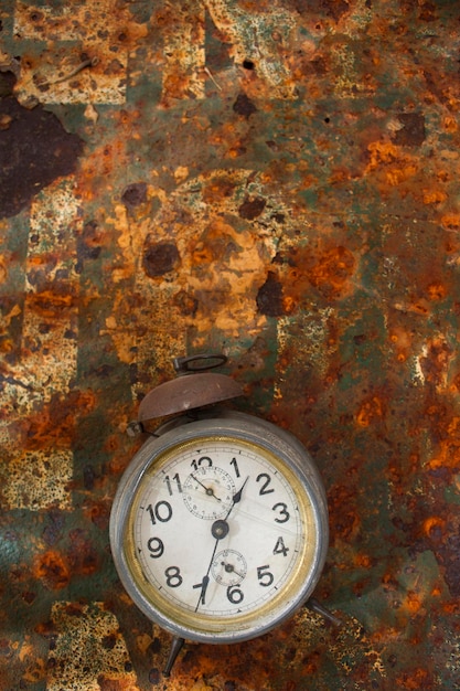 Photo un réveil abandonné sur du métal rouillé.