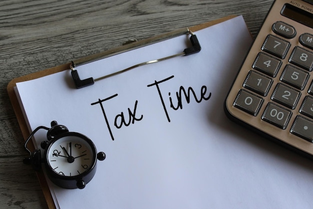 Réveil et calculatrice avec texte TAX TIME Concept commercial et financier