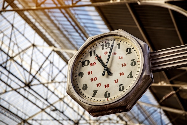 Réveil Dans La Gare, Grande Vieille Horloge Vintage Accrocher Avec Toit De La Gare