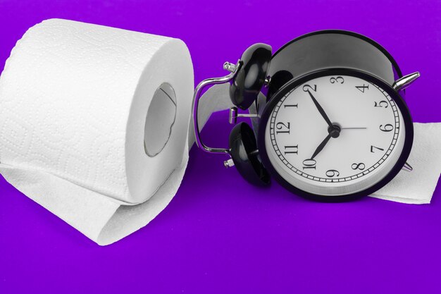 Réveil avec du papier toilette sur un violet