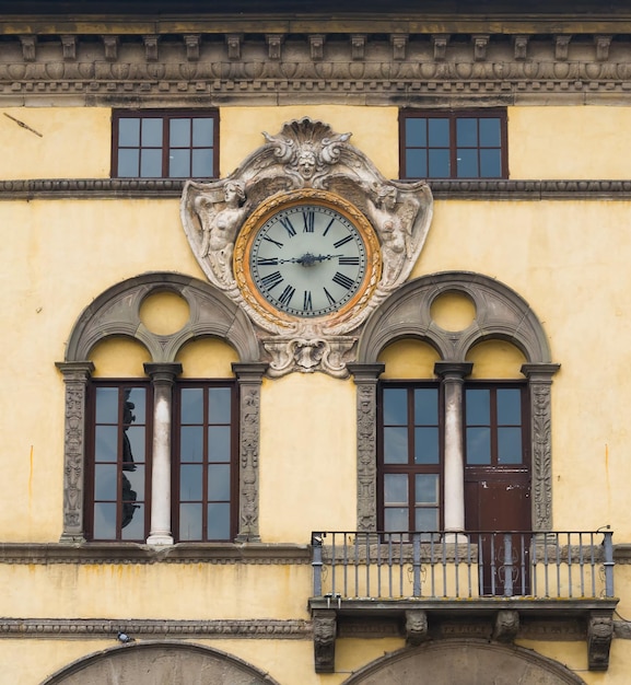 Réveil sur la façade de l'ancien palais sur la place de San Michele in Foro à Lucca