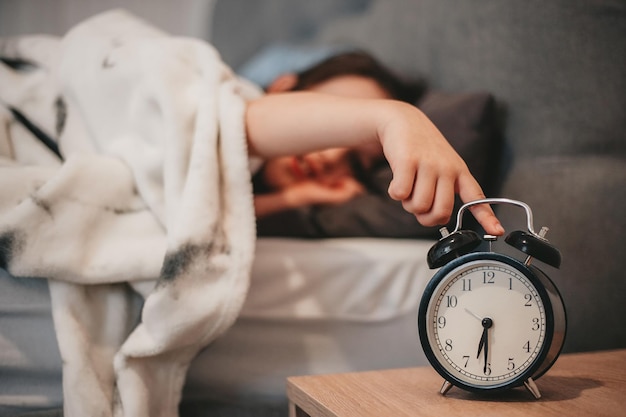 Photo réveil sur le fond d'une fille se réveillant