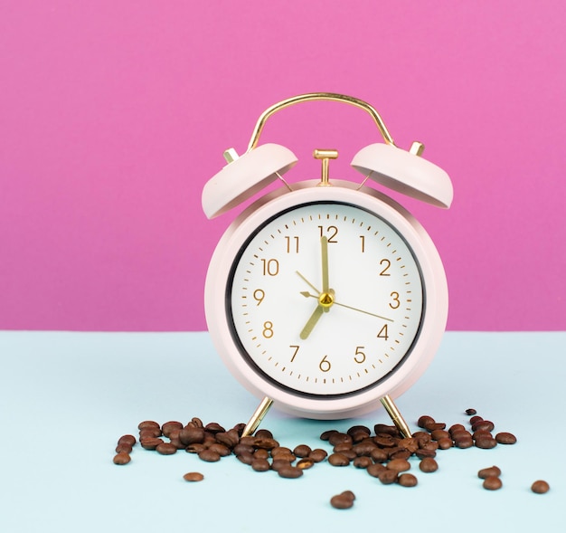 Réveil avec grains de café torréfiés, réveil le matin, heure de se lever, boisson chaude