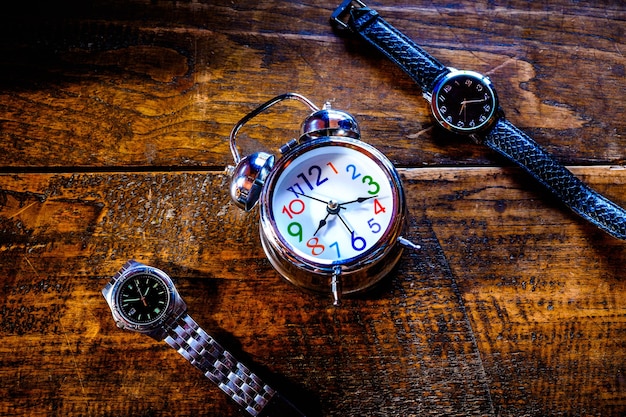 Photo réveil avec montre-bracelet en bois