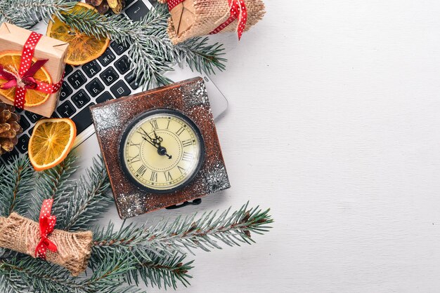 Réveil Noël fond en bois Vacances du Nouvel An Motif de Noël Sur une surface en bois Vue de dessus Espace libre pour votre texte