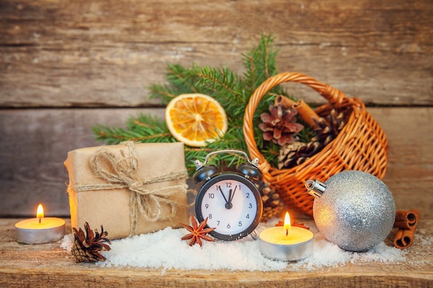 Réveil de Noël nouvel an composition objets d'hiver sur fond de bois