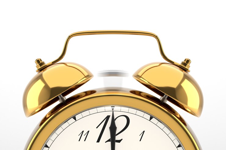 Réveil qui sonne. Horloge vintage d'étagère de table d'or sur le fond blanc. illustration 3D