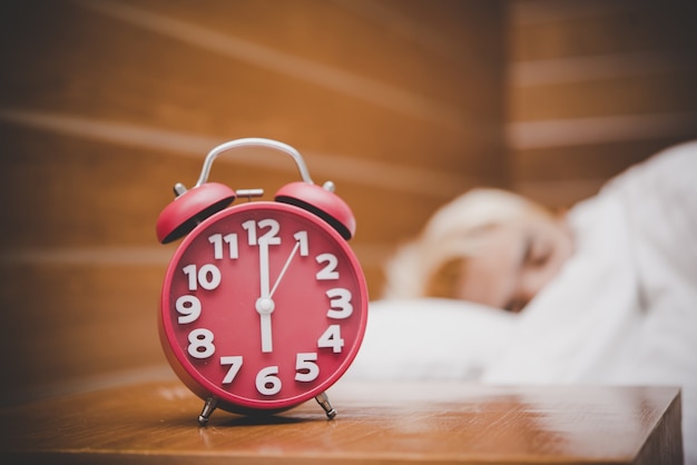 Réveil rouge le matin, heure de réveil pour aller au travail.