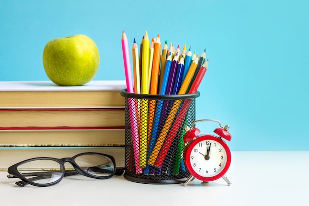 Réveil Rouge, Pomme, Crayons De Couleur, Livres Sur Bleu