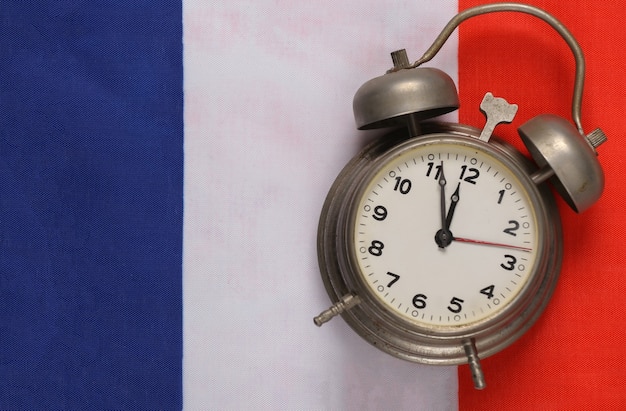 Photo réveil vintage sur fond de drapeau france