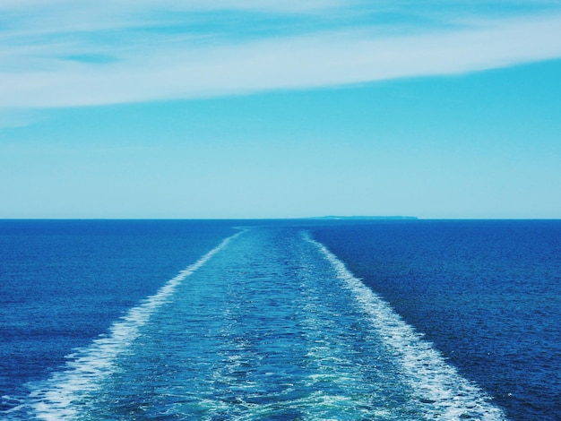 Photo réveillez-vous dans la mer contre le ciel