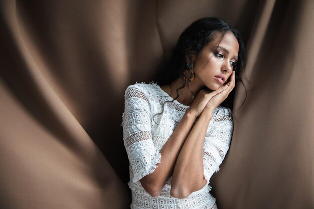 Rêver de jeune femme en dentelle blanche