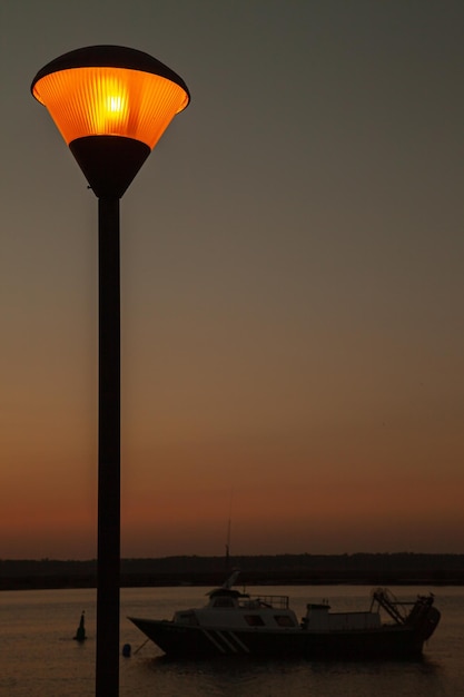 un réverbère au coucher du soleil dans une rue de la plage espagnole d'Isla Cristina